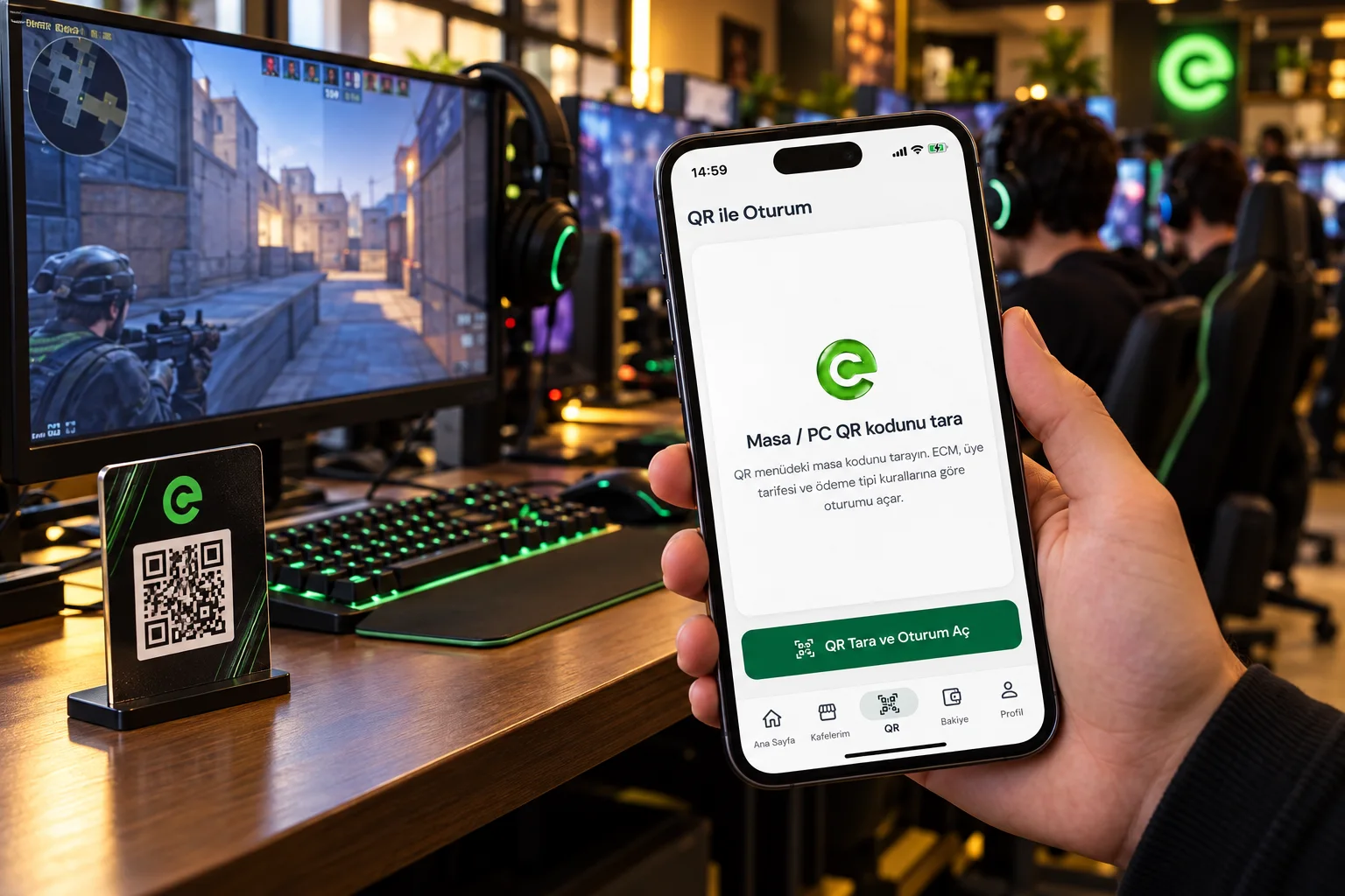زبون في مقهى ألعاب يمسح رمز QR على طاولة الكمبيوتر باستخدام تطبيق EveryCafe Go!